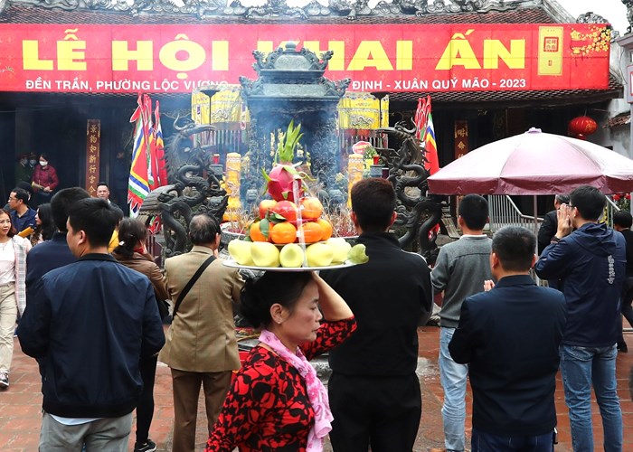 Đền Trần Nam Định đông đúc trước giờ khai ấn - Anh 8