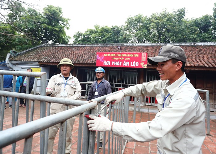 Đền Trần Nam Định đông đúc trước giờ khai ấn - Anh 10