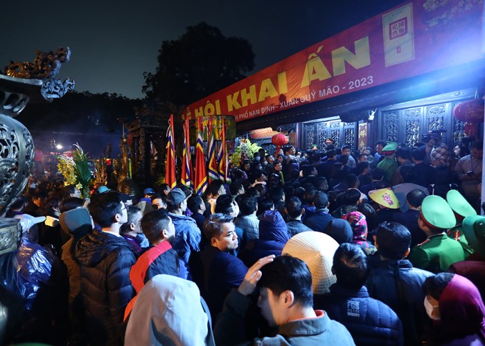 Siết chặt an ninh, đêm khai ấn Đền Trần diễn ra trong yên ả - Anh 10
