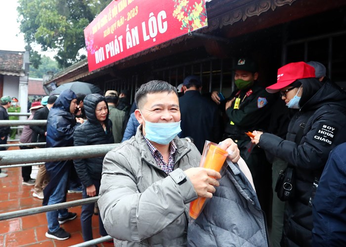 Lễ hội Đền Trần: Không còn chen lấn, xô đẩy để xin lộc ấn - Anh 4
