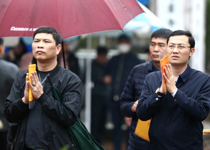 Lễ hội Đền Trần: Không còn chen lấn, xô đẩy để xin lộc ấn - Anh 5