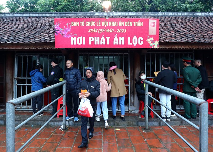 Lễ hội Đền Trần: Không còn chen lấn, xô đẩy để xin lộc ấn - Anh 1