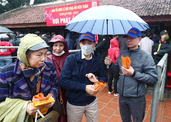 Lễ hội Đền Trần: Không còn chen lấn, xô đẩy để xin lộc ấn - Anh 2
