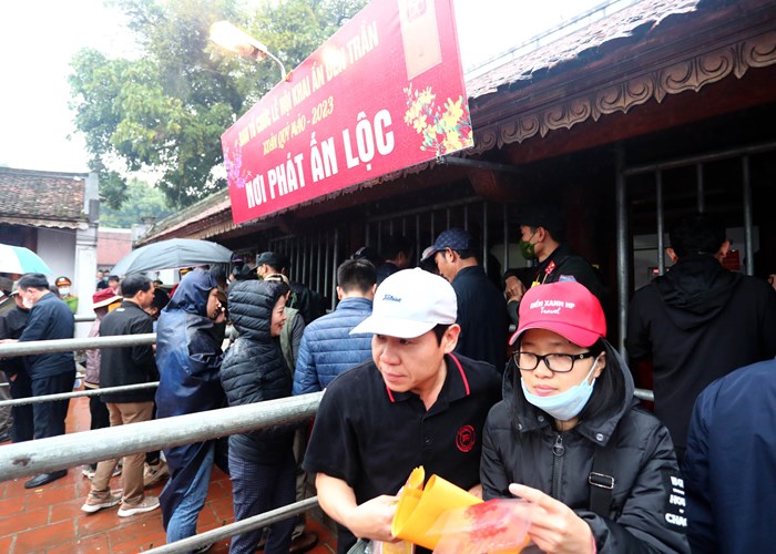Lễ hội Đền Trần: Không còn chen lấn, xô đẩy để xin lộc ấn - Anh 3