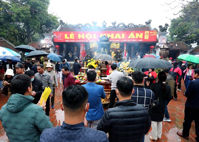 Lễ hội Đền Trần: Không còn chen lấn, xô đẩy để xin lộc ấn - Anh 11
