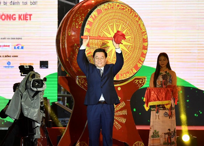 Mỗi tác phẩm thơ ca phải góp phần khẳng định vị thế dân tộc trên trường quốc tế - Anh 2