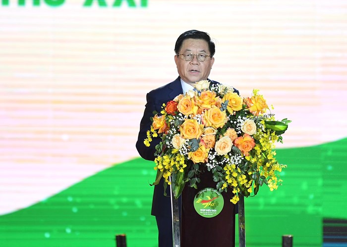 Mỗi tác phẩm thơ ca phải góp phần khẳng định vị thế dân tộc trên trường quốc tế - Anh 1