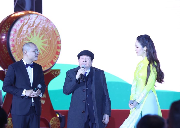 Mỗi tác phẩm thơ ca phải góp phần khẳng định vị thế dân tộc trên trường quốc tế - Anh 4