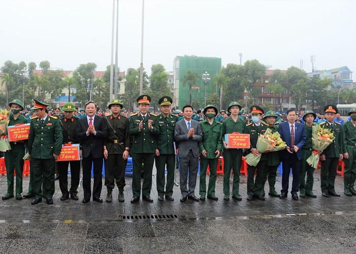 Hơn 3.500 thanh niên Thanh Hoá lên đường nhập ngũ - Anh 1