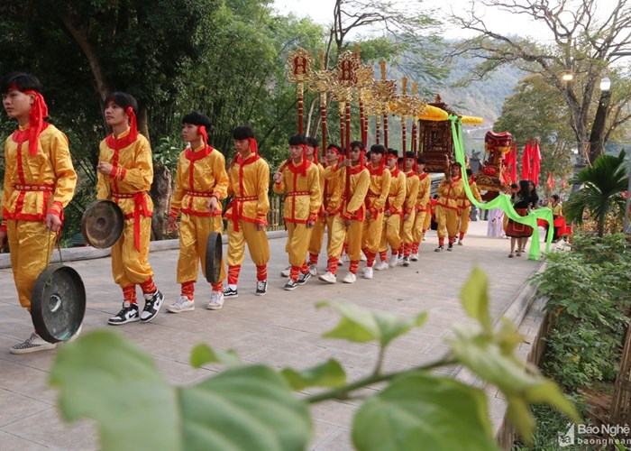 Hàng nghìn người dự khai hội đền Vạn - Cửa Rào - Anh 2