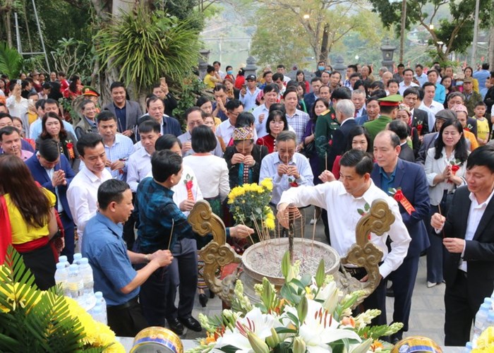 Hàng nghìn người dự khai hội đền Vạn - Cửa Rào - Anh 1