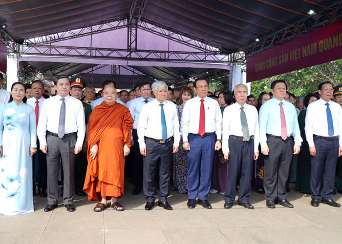 Dâng hương, dâng hoa tưởng niệm đồng chí Huỳnh Tấn Phát tại TP.HCM - Anh 1
