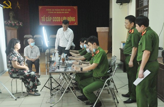 Thủ tướng: Không yêu cầu người dân phải xuất trình, nộp sổ hộ khẩu khi giải quyết thủ tục hành chính - Anh 1