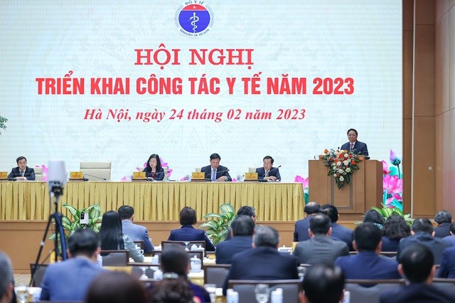 Thủ tướng: Giải quyết dứt điểm tình trạng thiếu, thuốc, trang thiết bị, vật tư, sinh phẩm y tế - Anh 1