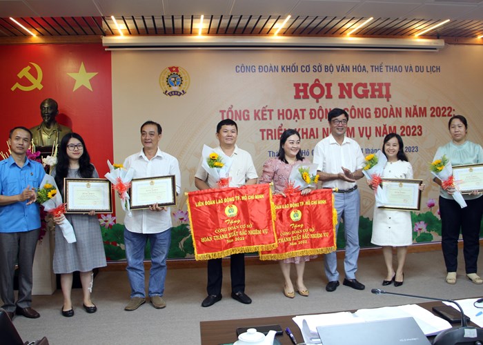 Công đoàn khối cơ sở Bộ VHTTDL khen thưởng các tập thể, cá nhân xuất sắc năm 2022 - Anh 3