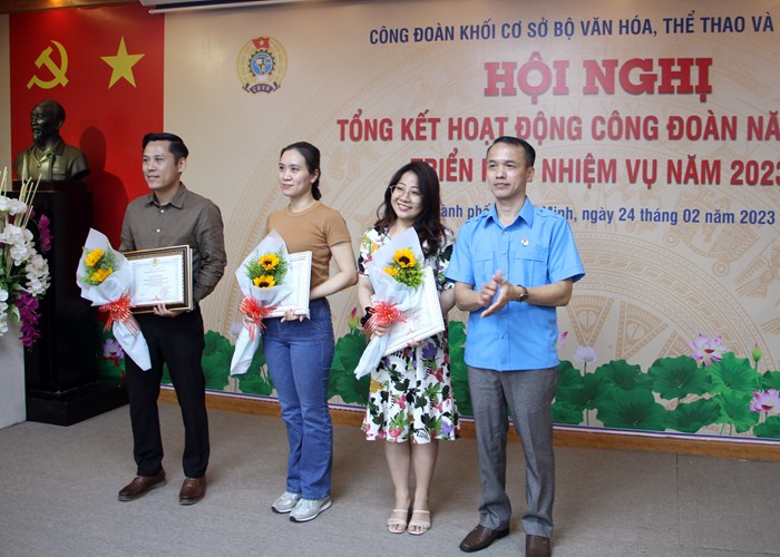 Công đoàn khối cơ sở Bộ VHTTDL khen thưởng các tập thể, cá nhân xuất sắc năm 2022 - Anh 4