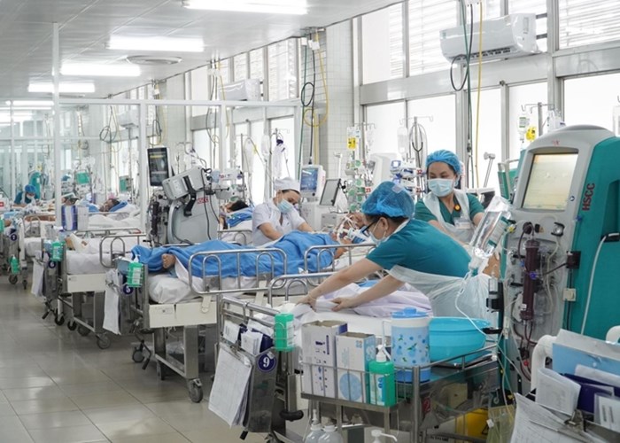 Thủ tướng: Triển khai quyết liệt các giải pháp bảo đảm đủ thuốc, trang thiết bị y tế phục vụ hoạt động khám, chữa bệnh - Anh 1