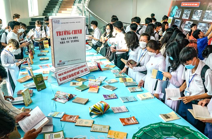 Cà Mau: Triển lãm, giới thiệu sách chuyên đề Kỷ niệm 80 năm Đề cương về văn hóa Việt Nam - Anh 3