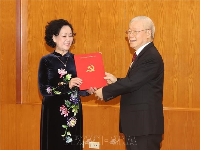 Tổng Bí thư Nguyễn Phú Trọng trao Quyết định phân công đồng chí Trương Thị Mai giữ chức Thường trực Ban Bí thư - Anh 1