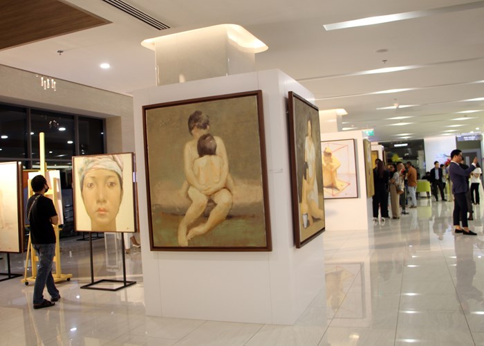 Mang tranh sơn dầu vào bệnh viện - Anh 3