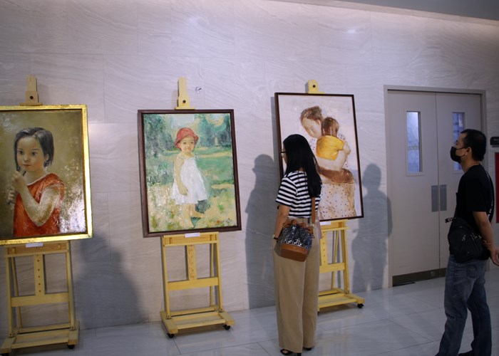 Mang tranh sơn dầu vào bệnh viện - Anh 2