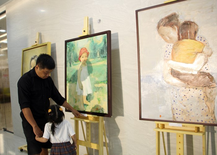 Mang tranh sơn dầu vào bệnh viện - Anh 1