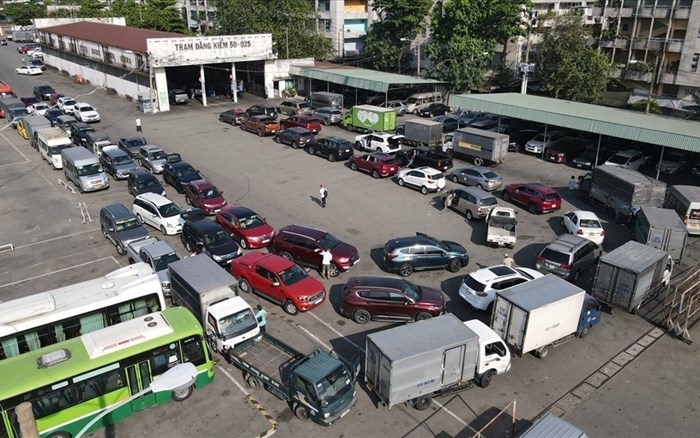 Xử lý ngay tình trạng ùn tắc nghiêm trọng tại các trung tâm đăng kiểm - Anh 1