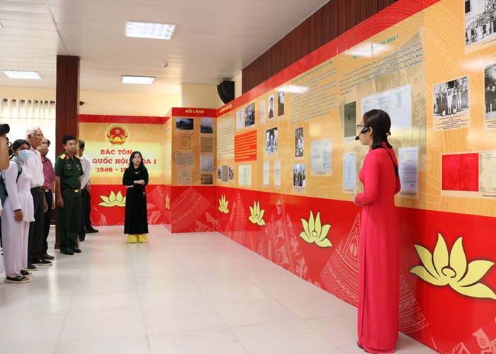 Triển lãm chuyên đề Bác Tôn với Quốc hội khóa I - Anh 1