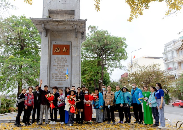 Sôi động ngày đầu đón khách du lịch Trung Quốc qua cửa khẩu Móng Cái - Anh 1