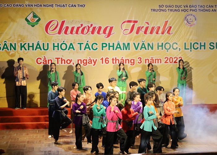 Sân khấu hóa tác phẩm văn học, lịch sử: Nuôi dưỡng tình yêu nghệ thuật truyền thống cho học sinh - Anh 3