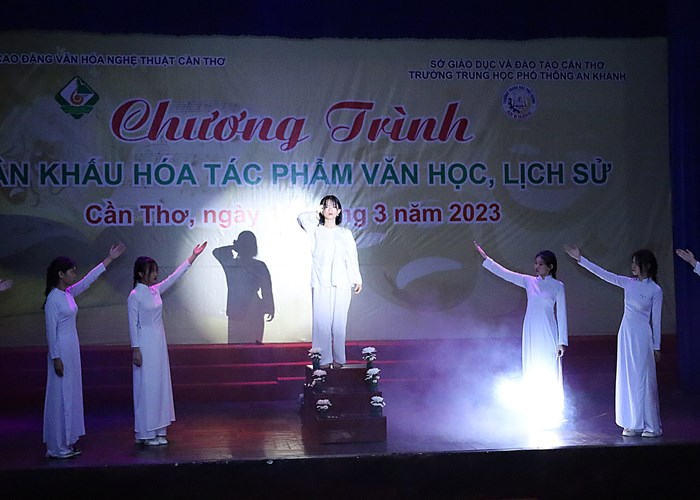 Sân khấu hóa tác phẩm văn học, lịch sử: Nuôi dưỡng tình yêu nghệ thuật truyền thống cho học sinh - Anh 4