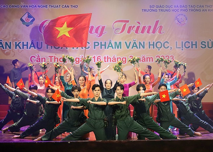 Sân khấu hóa tác phẩm văn học, lịch sử: Nuôi dưỡng tình yêu nghệ thuật truyền thống cho học sinh - Anh 1