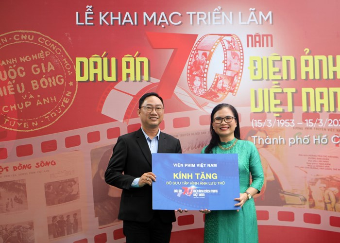 Triển lãm “Dấu ấn 70 năm Điện ảnh cách mạng Việt Nam” đến với sinh viên - Anh 6