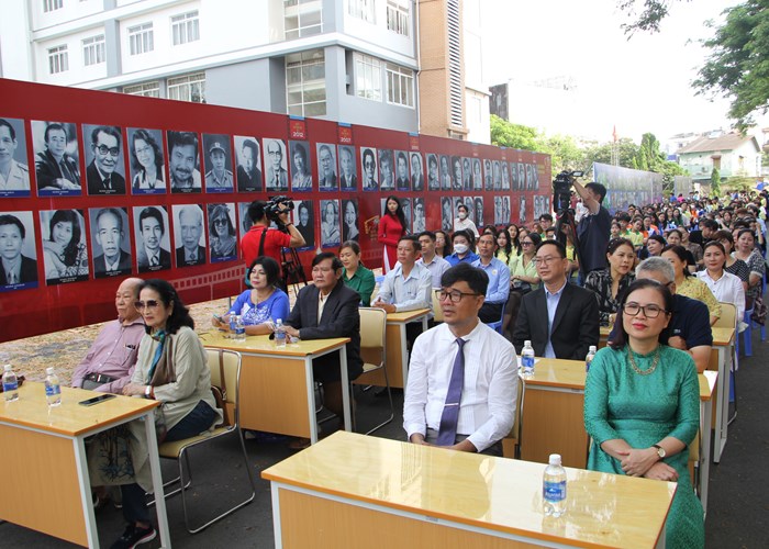 Triển lãm “Dấu ấn 70 năm Điện ảnh cách mạng Việt Nam” đến với sinh viên - Anh 2