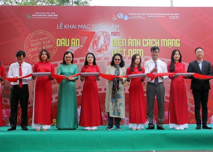 Triển lãm “Dấu ấn 70 năm Điện ảnh cách mạng Việt Nam” đến với sinh viên - Anh 1