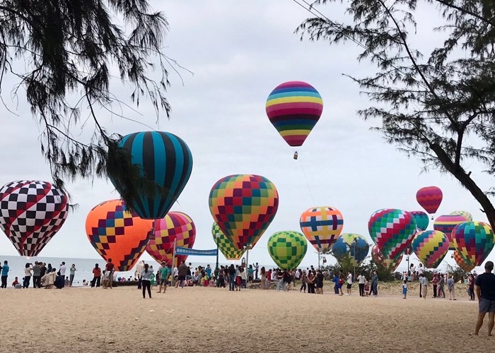 Biển trời Phan Thiết rực rỡ sắc màu khinh khí cầu - Anh 1