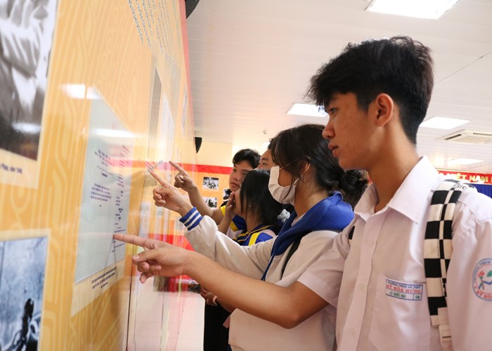Nhiều hoạt động tưởng niệm ngày mất Chủ tịch Tôn Đức Thắng - Anh 2