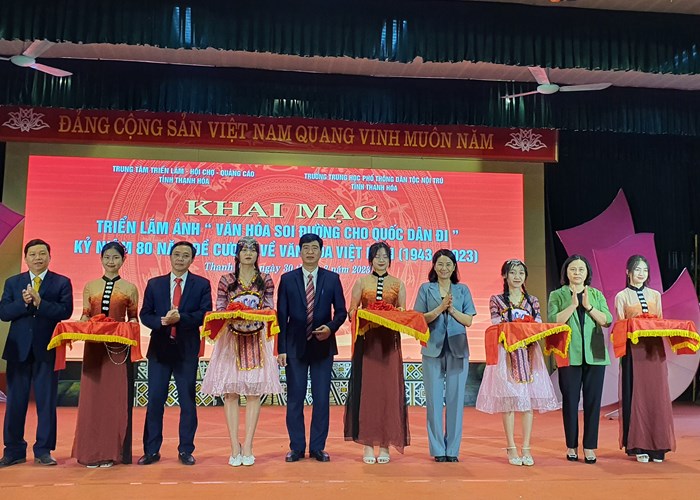 Thanh Hoá: Khai mạc Triển lãm ảnh “Văn hoá soi đường cho quốc dân đi” - Anh 1