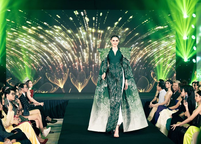 Hoa hậu đẹp nhất thế giới trình diễn áo dài tại Việt Nam - Anh 1
