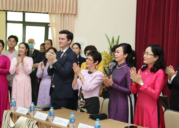 Phu nhân Chủ tịch nước Võ Văn Thưởng cùng phu nhân Toàn quyền Australia thăm Học viện Âm nhạc quốc gia Việt Nam - Anh 2