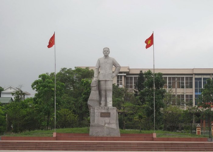 Quảng Trị: Dâng hoa tưởng nhớ 116 năm Ngày sinh cố Tổng Bí thư Lê Duẩn - Anh 1