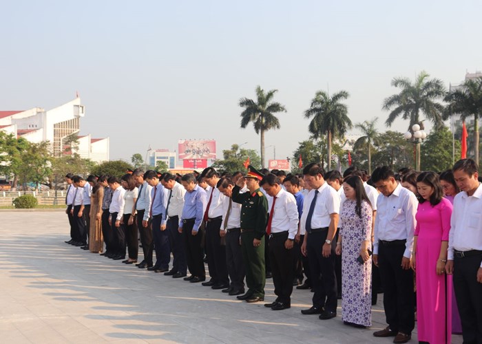 Quảng Trị: Dâng hoa tưởng nhớ 116 năm Ngày sinh cố Tổng Bí thư Lê Duẩn - Anh 3
