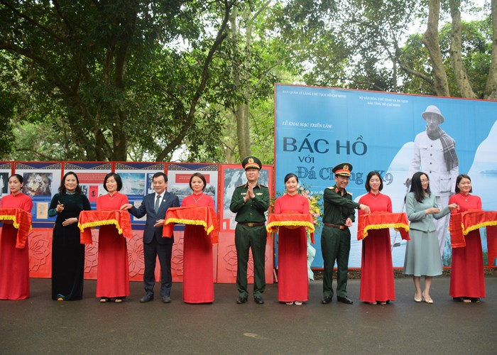 Những hình ảnh xúc động tại Triển lãm “Bác Hồ với Đá Chông - K9” - Anh 1