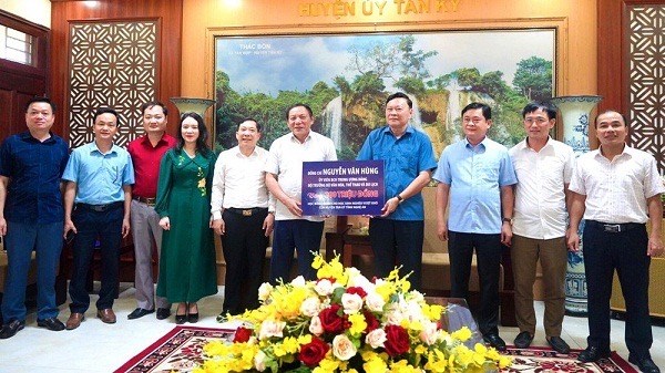 Tân Kỳ (Nghệ An): Kỷ niệm 60 năm thành lập “quê chung” và đón nhận Huân chương Lao động hạng Nhì - Anh 4