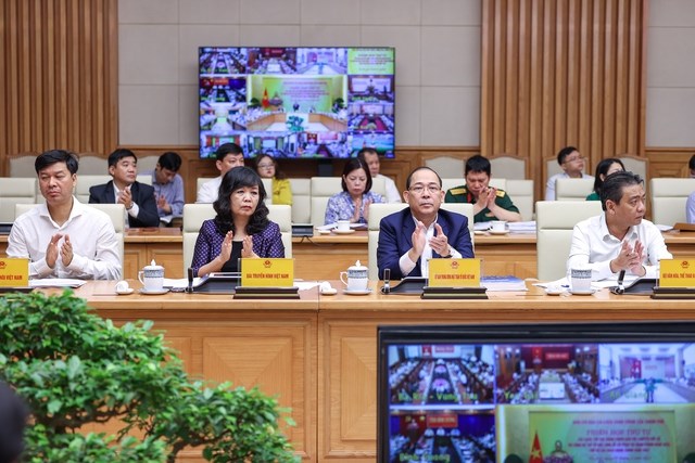 Thủ tướng: Giải quyết thủ tục cho người dân và doanh nghiệp kịp thời, không phiền hà, sách nhiễu - Anh 2