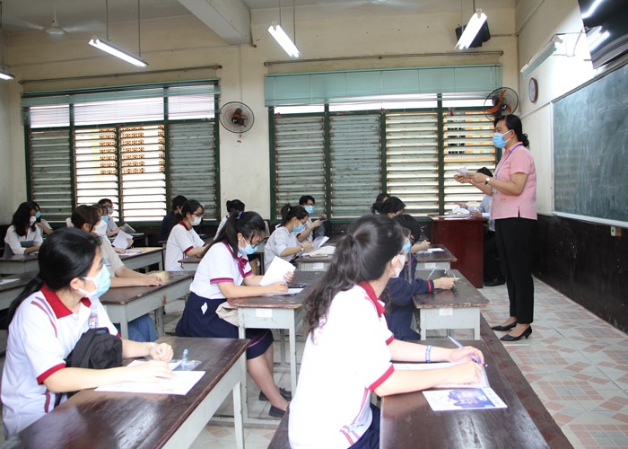 TP.HCM yêu cầu đeo khẩu trang trong trường học để phòng chống Covid-19 - Anh 1
