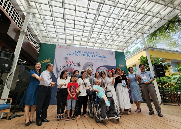 Giao lưu, giới thiệu sách của nhà văn Mạc Can và Nguyễn Đông Thức - Anh 2