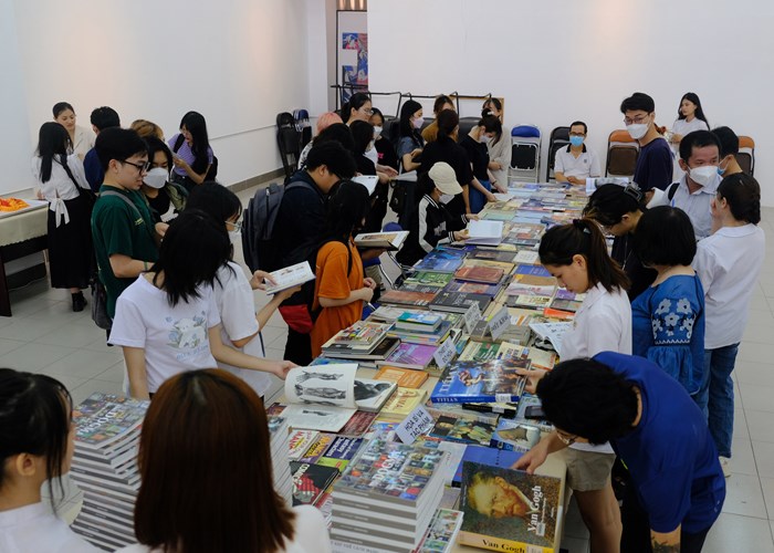 Trường ĐH Mỹ thuật TP.HCM trưng bày gần 1.000 đầu sách tại Ngày Sách và Văn hóa đọc 2023 - Anh 2