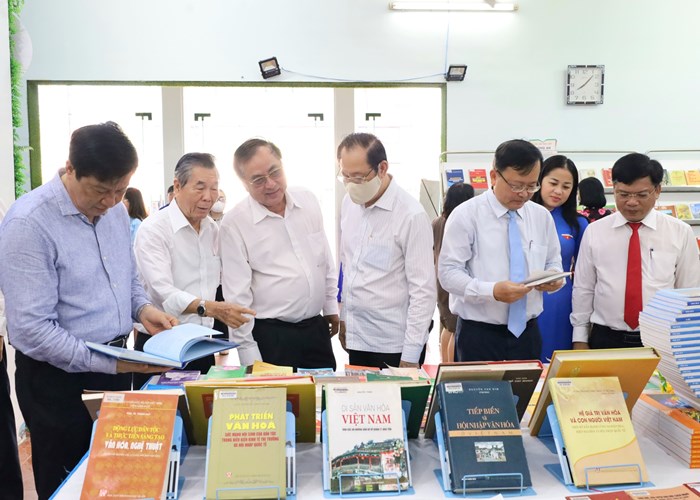 Triển lãm sách chuyên đề “Cần Thơ với bản sắc văn hóa sông nước vùng ĐBSCL