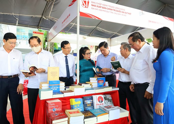 Triển lãm sách chuyên đề “Cần Thơ với bản sắc văn hóa sông nước vùng ĐBSCL